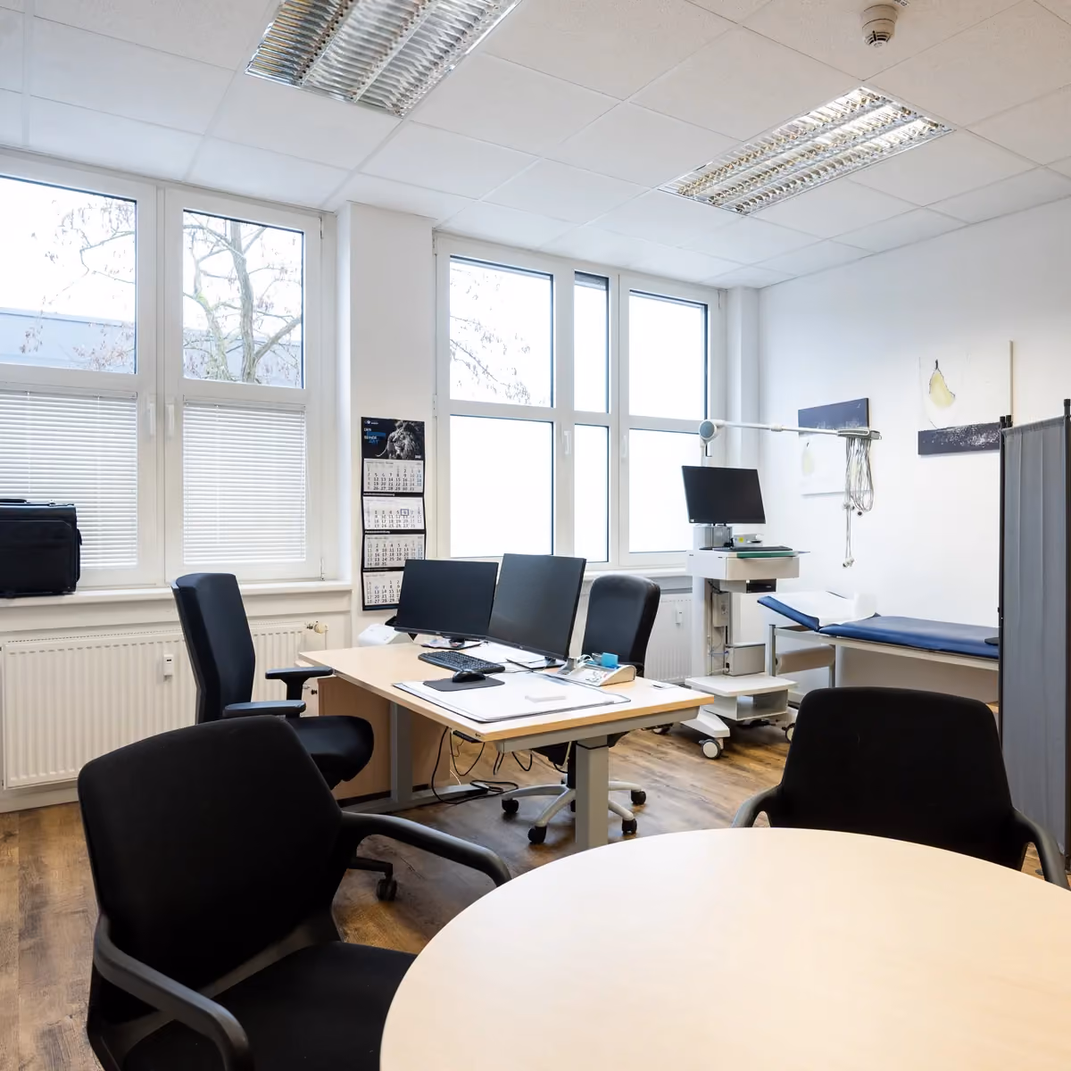 Behandlungsraum mit Arbeitsplätzen – MAS Gesundheitszentrum Mörfelden-Walldorf