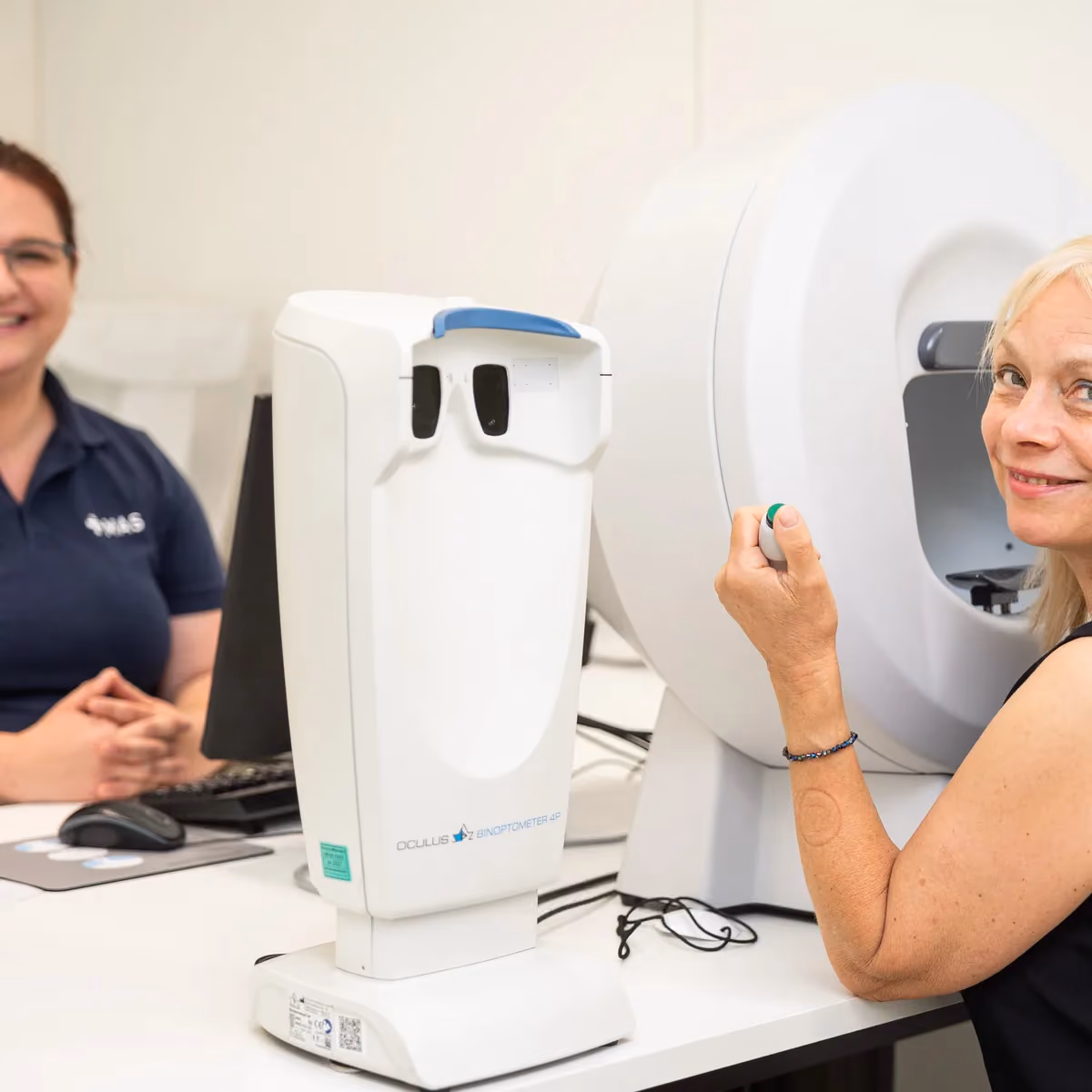 Patientin beim Sehtest – MAS Gesundheitszentrum Stuttgart