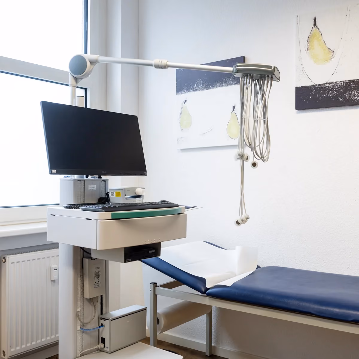 Untersuchungsraum mit EKG-Gerät – MAS Gesundheitszentrum Mörfelden-Walldorf
