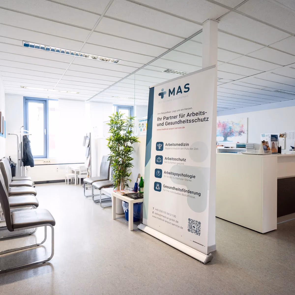 Flur mit Wartebereich und Empfang – MAS Gesundheitszentrum Wiesbaden