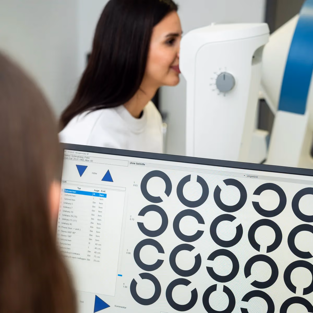 Patientin beim Sehtest – MAS Gesundheitszentrum Wiesbaden