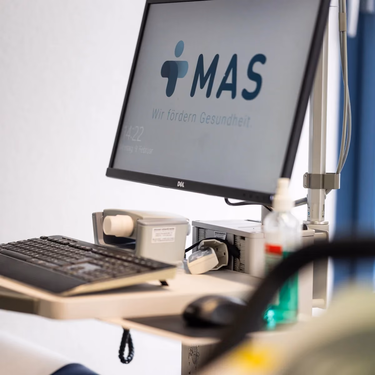 Arbeitsplatz mit MAS-Bildschirm – MAS Gesundheitszentrum Wiesbaden