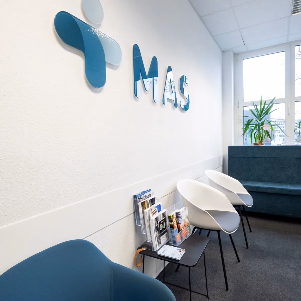 Wartebereich mit Sesseln – MAS Gesundheitszentrum Mörfelden-Walldorf