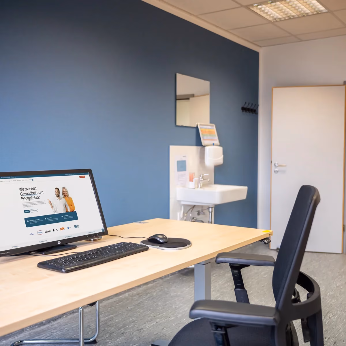 Behandlungsraum mit Arbeitsplatz – MAS Gesundheitszentrum Halle (Saale)