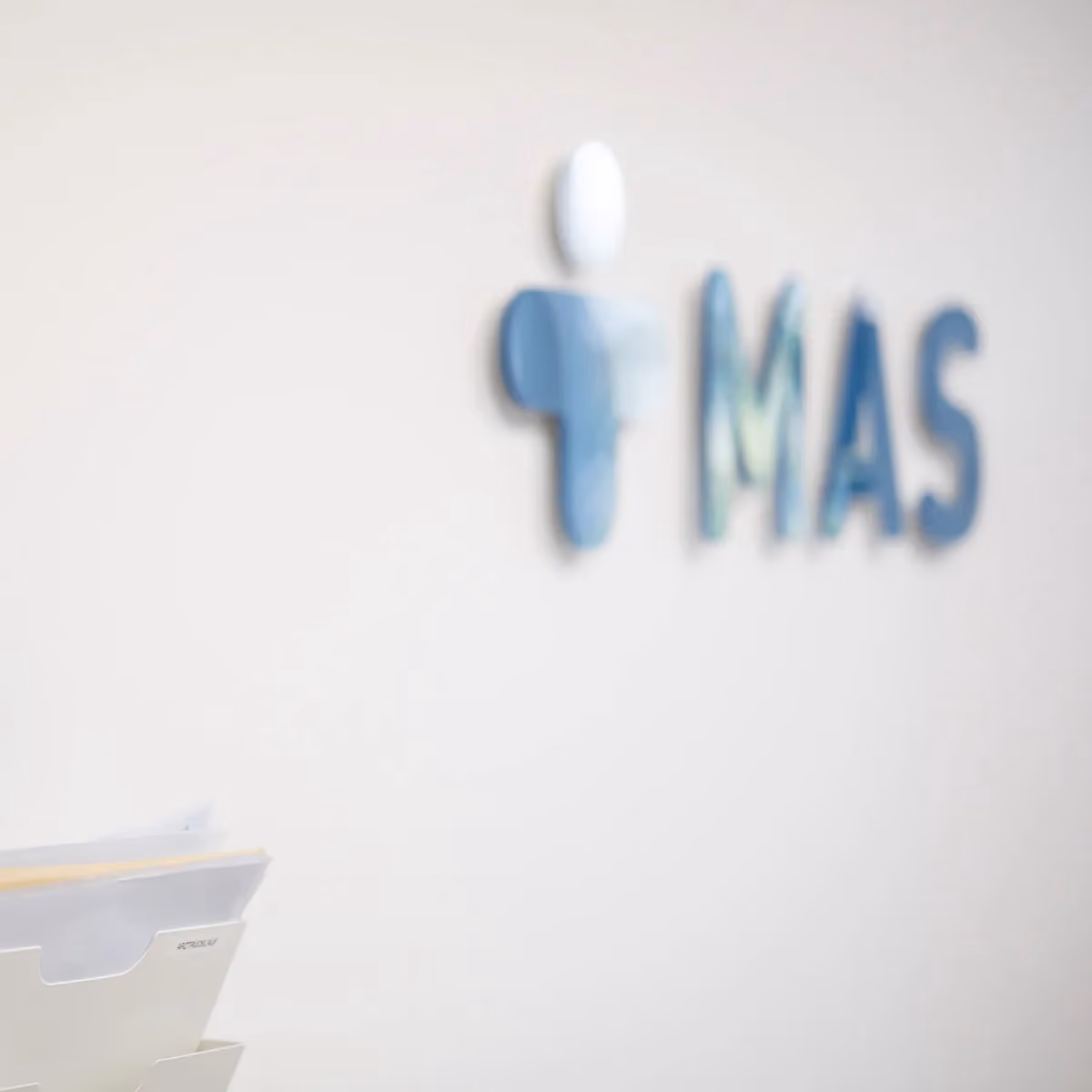 MAS-Logo im Flur – MAS Gesundheitszentrum Bonn