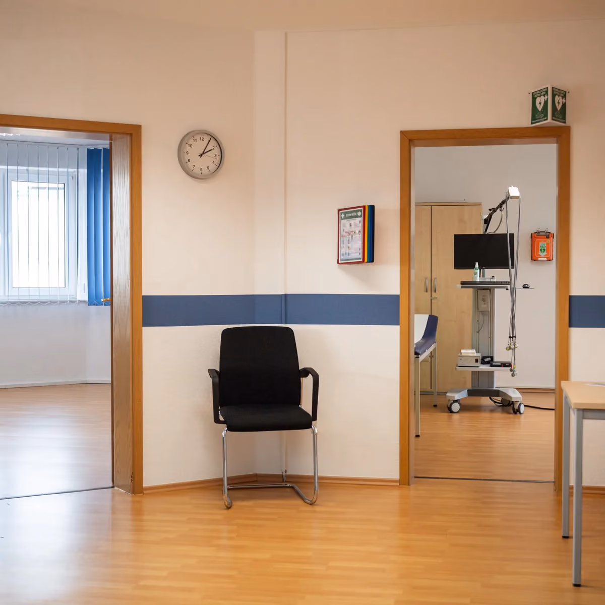 Flur mit Blick in die Behandlungsräume – MAS Gesundheitszentrum Erfurt