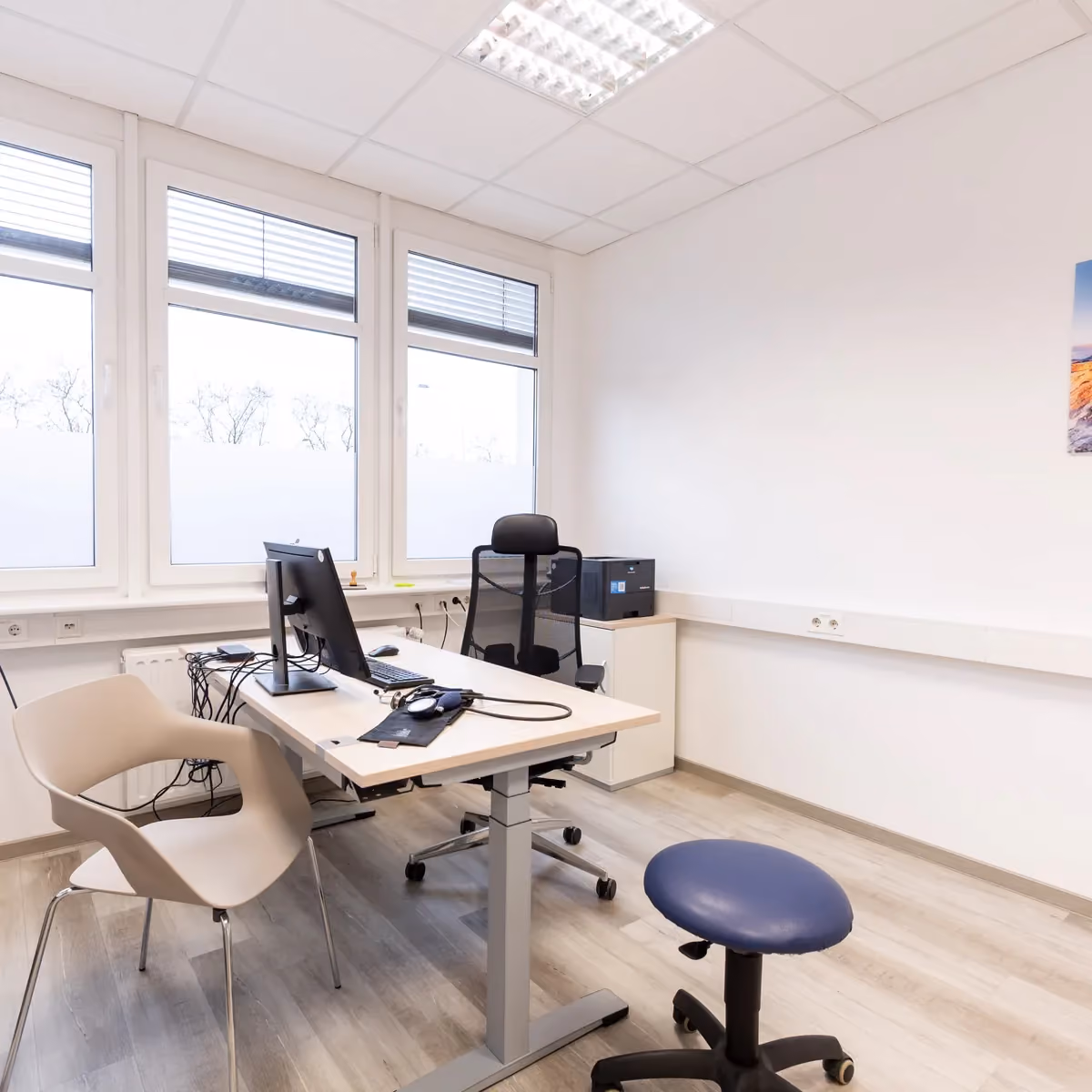 Untersuchungsraum mit Arbeitsplatz – MAS Gesundheitszentrum Darmstadt
