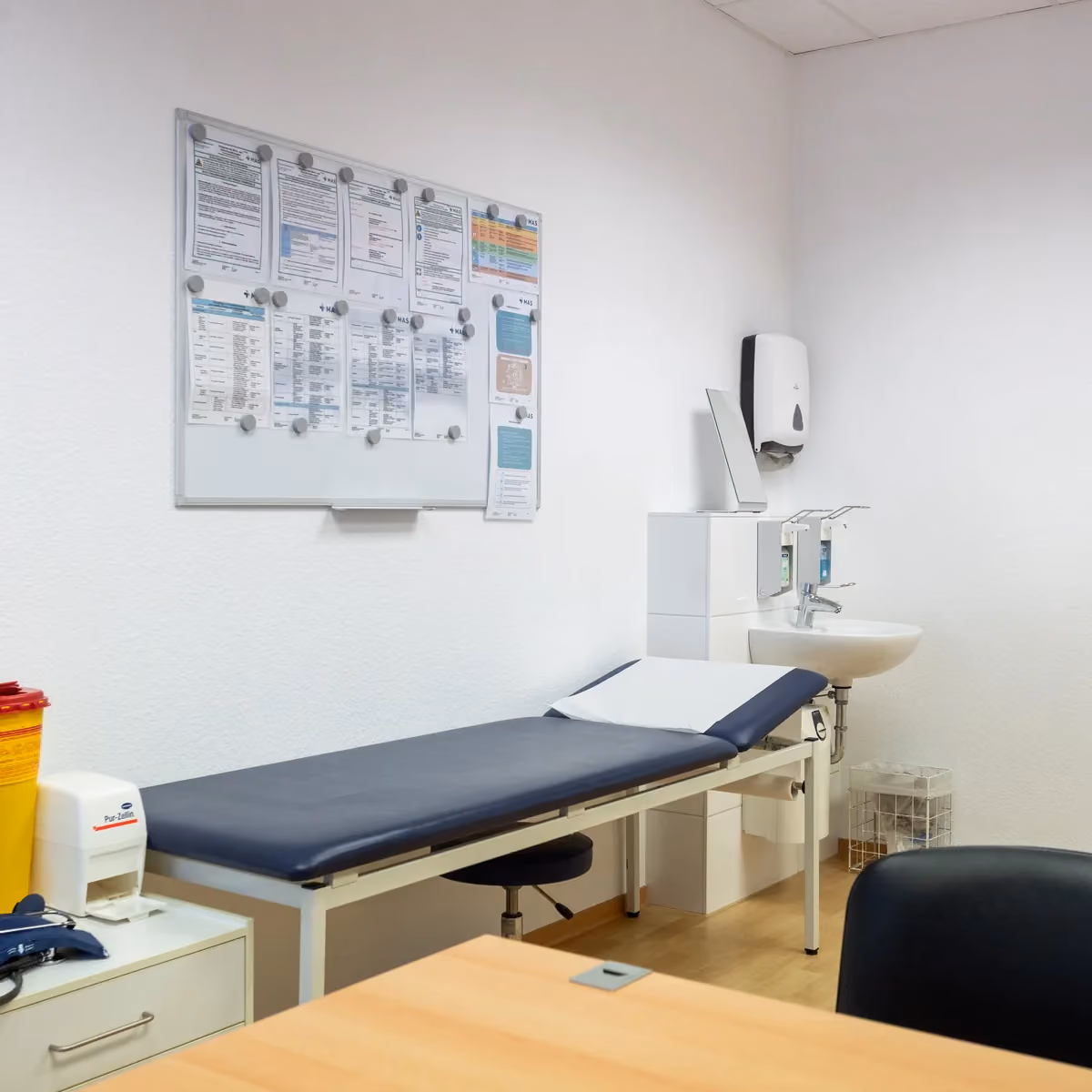 Behandlungsraum mit Liege – MAS Gesundheitszentrum Mörfelden-Walldorf