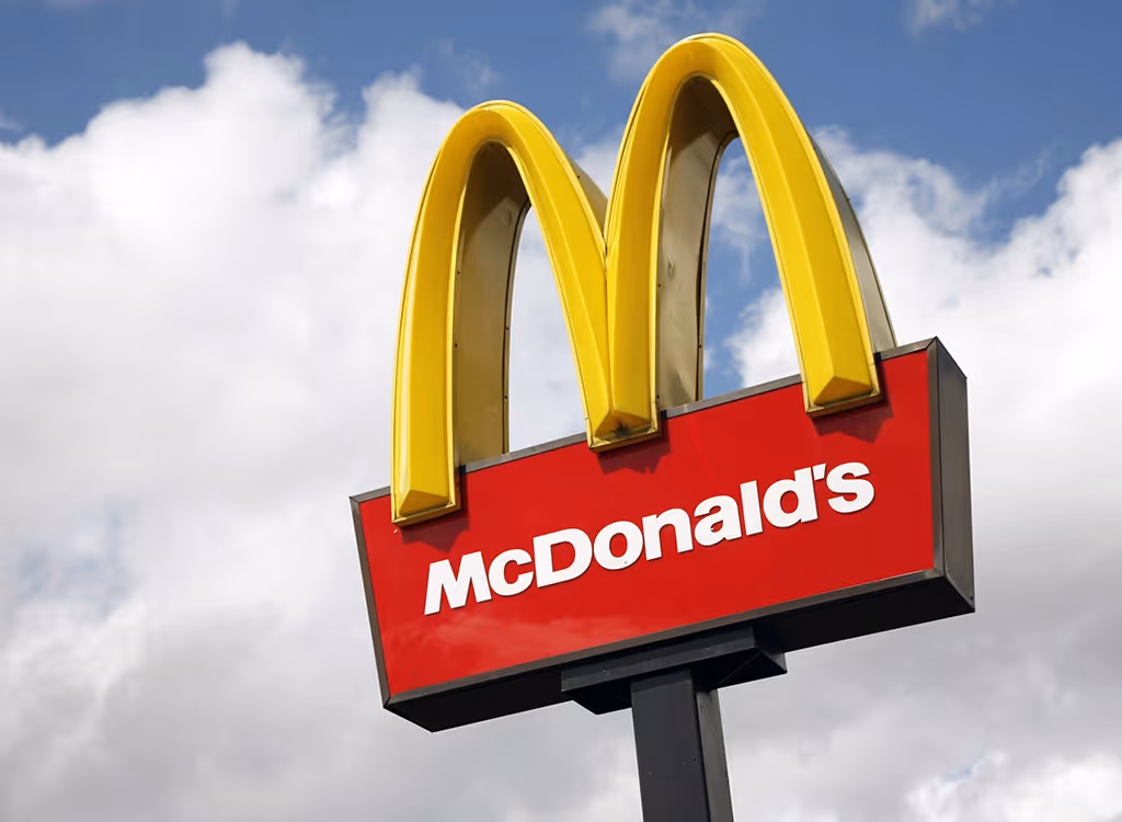 brand personality - McDonald's duy trì sự đồng nhất từ màu sắc vàng và đỏ đặc trưng