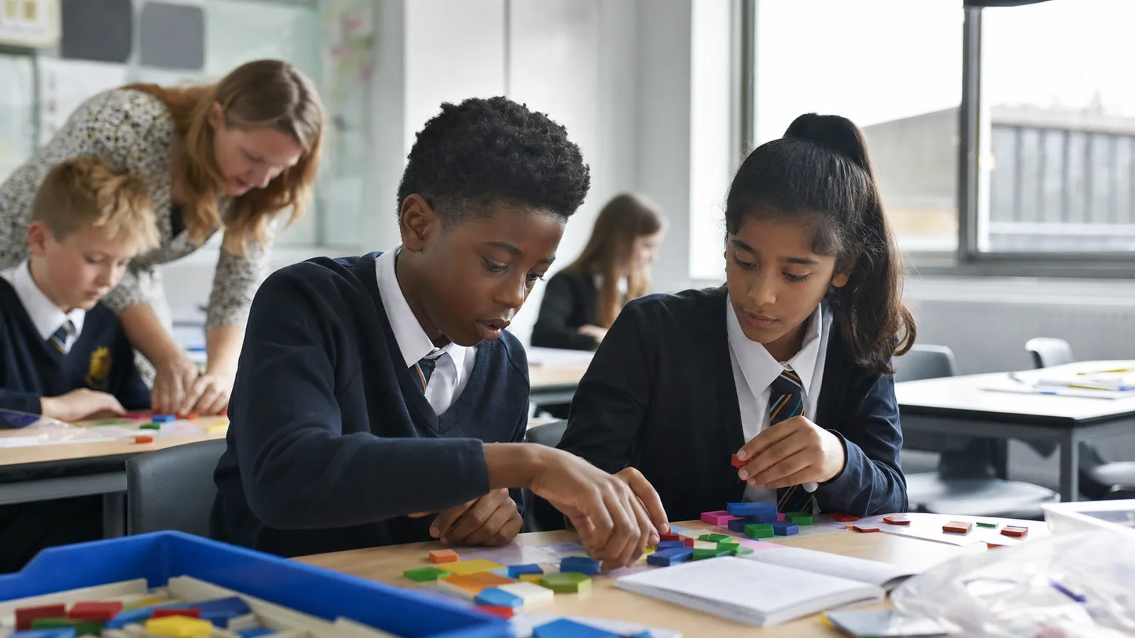 Fluid intelligence learners collaborating on novel problem-solving task