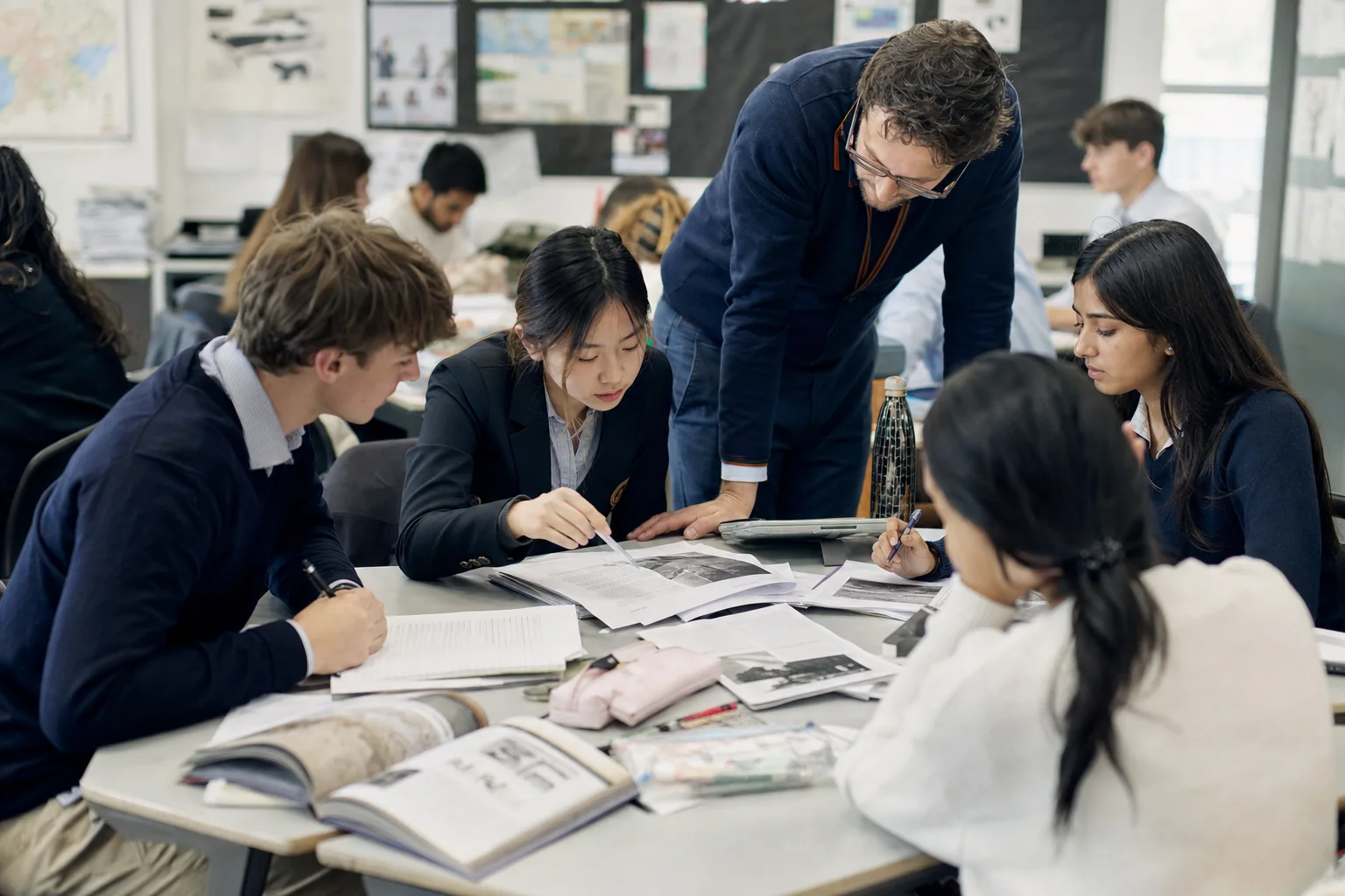 Teacher and learners use source packs and teacher conferencing during Diploma Programme study in an International Baccalaureate classroom.