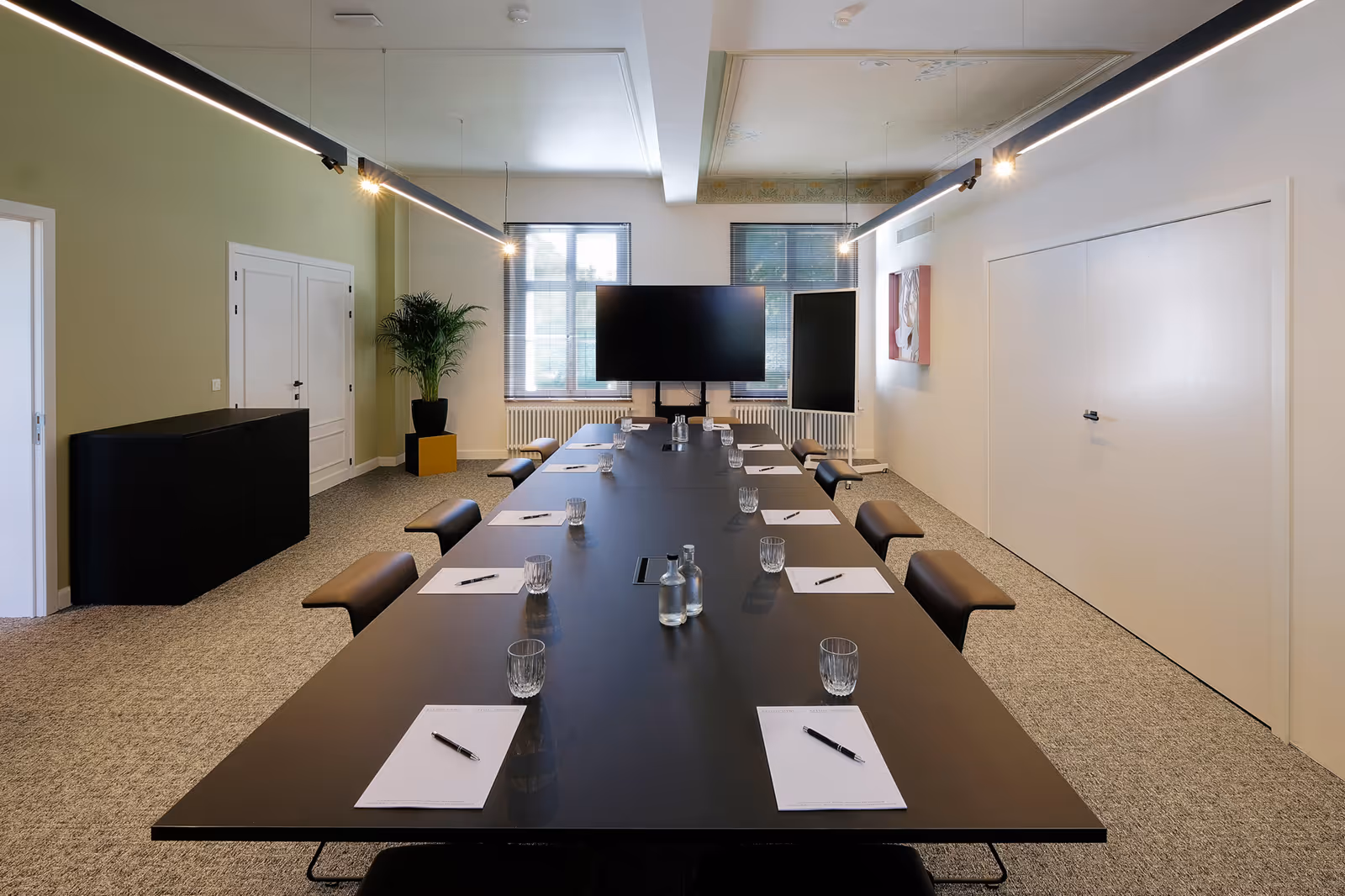 Zaal Buzet, een ruimtelijke zaal met up-to-date technologie. Perfect voor business meetings.