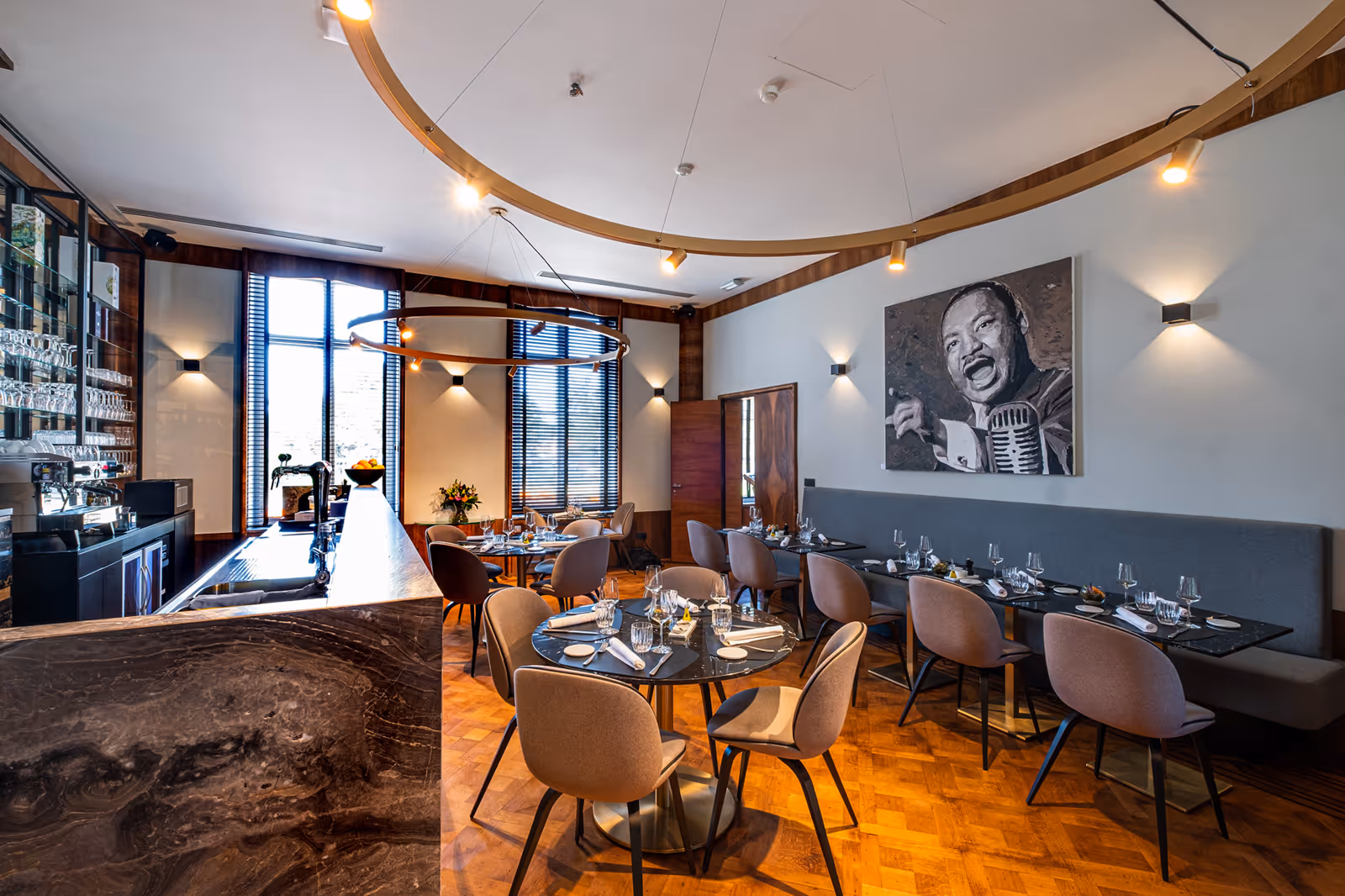 Bar en eettafels van het restaurant van Kasteel Sint-Michiels te Sint-Katelijne-Waver