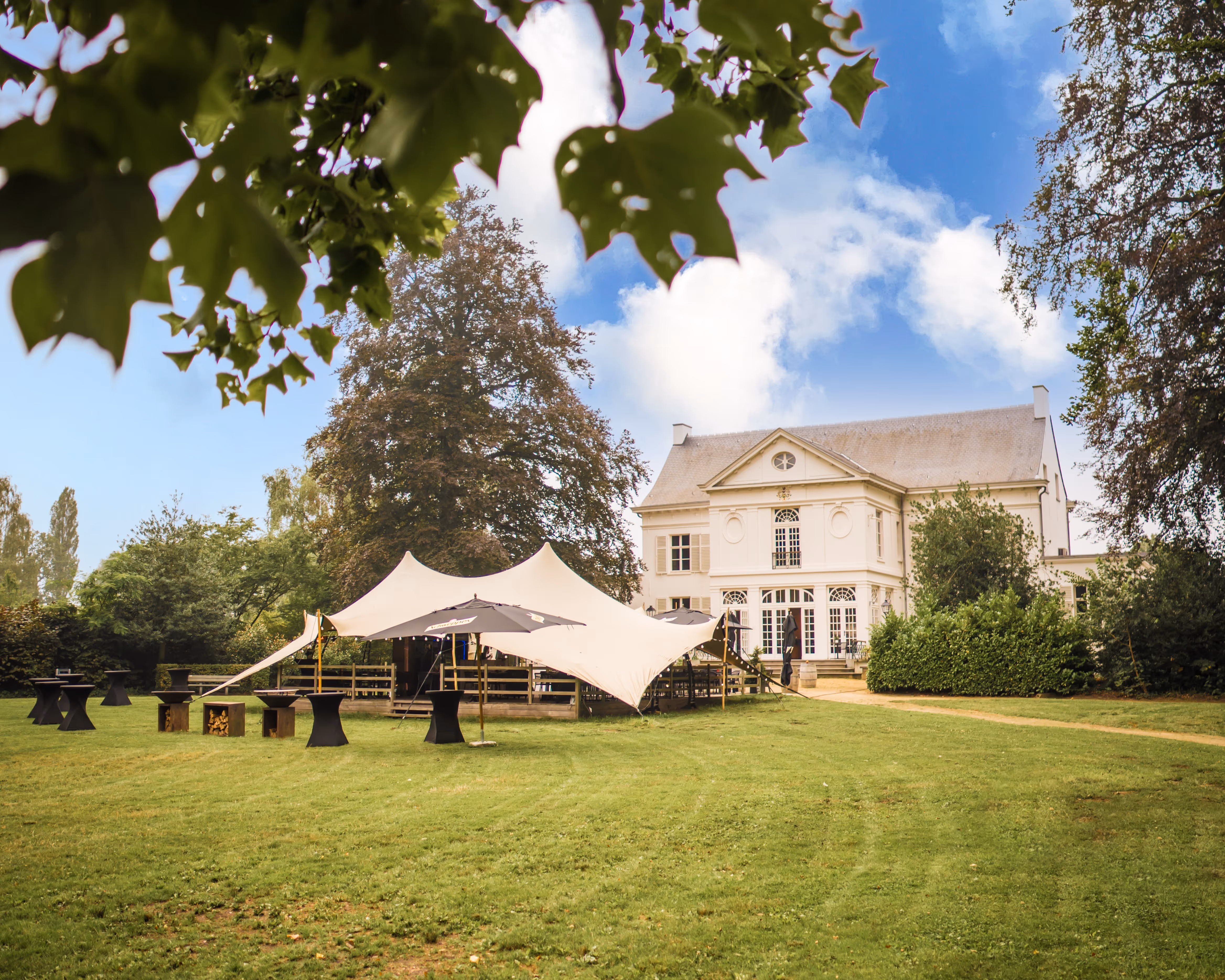 Sfeerfoto van het terras en tuin van Kasteel Sint-Michiels te Sint-Katelijne-Waver