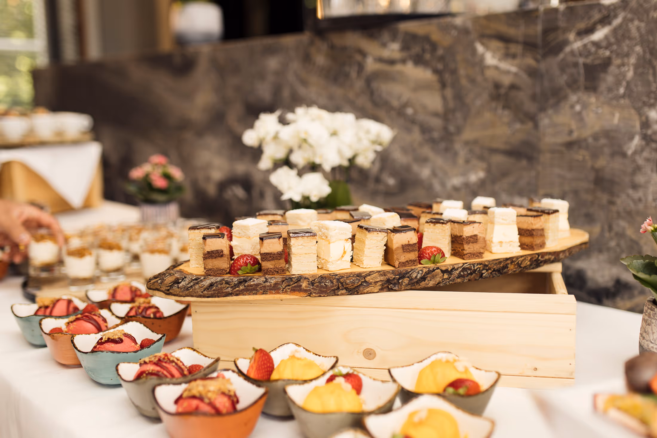 Verschillende dessertjes op een buffet van de catering van Kasteel-Sint-Michiels te Sint-Katelijne-Waver.