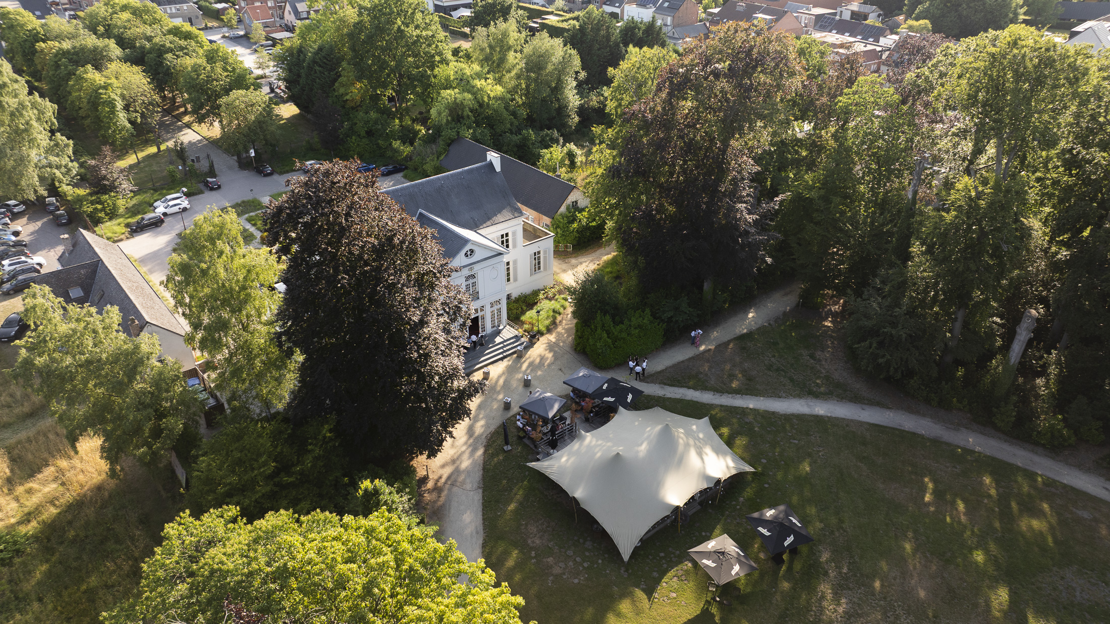 Droneshot van het prachtige Kasteel Sint-Michiels te Sint-Katelijne-Waver tijdens een feest in het park.