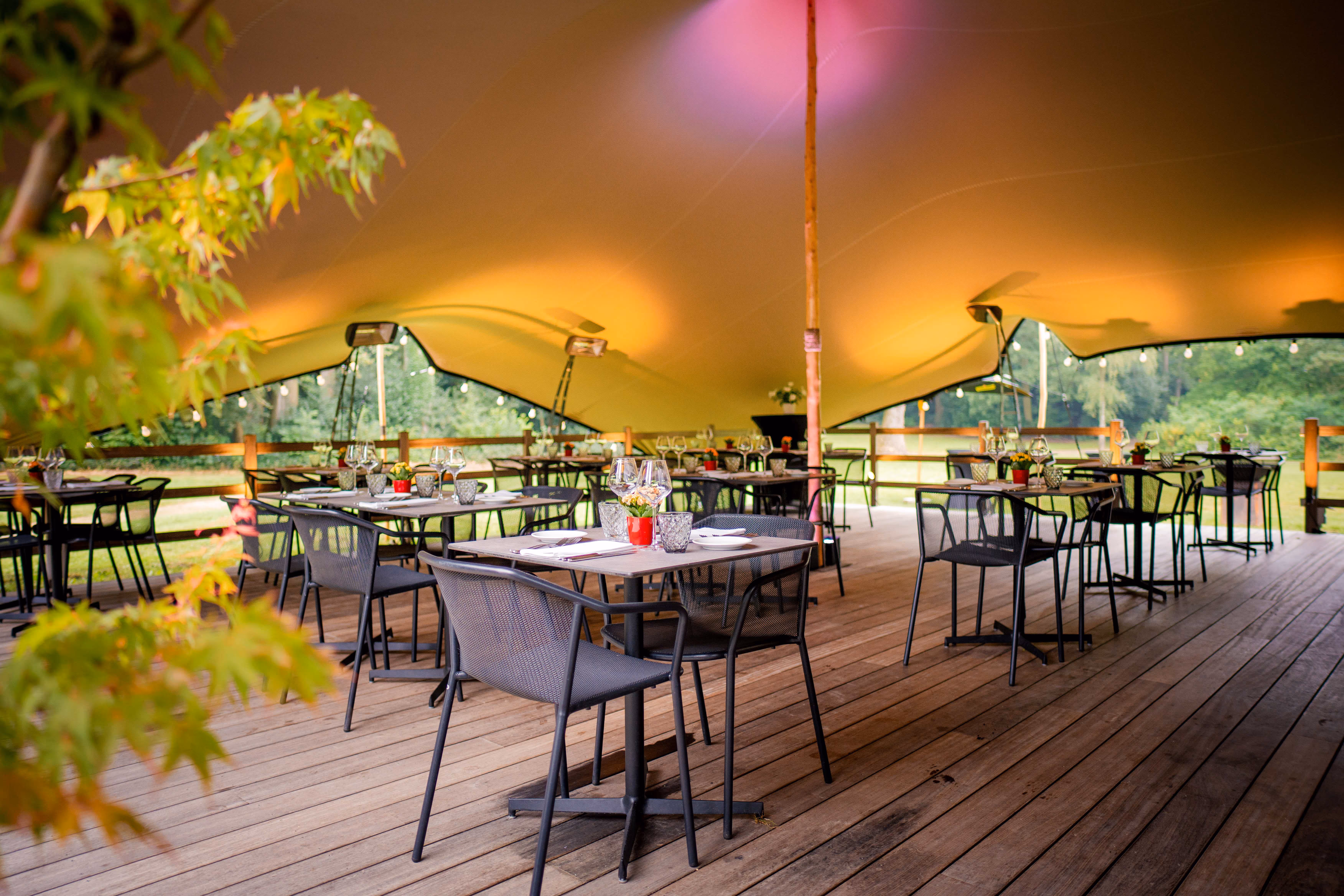 Het gezellige overdekte terras van Kasteel Sint-Michiels te Sint-Katelijne-Waver.