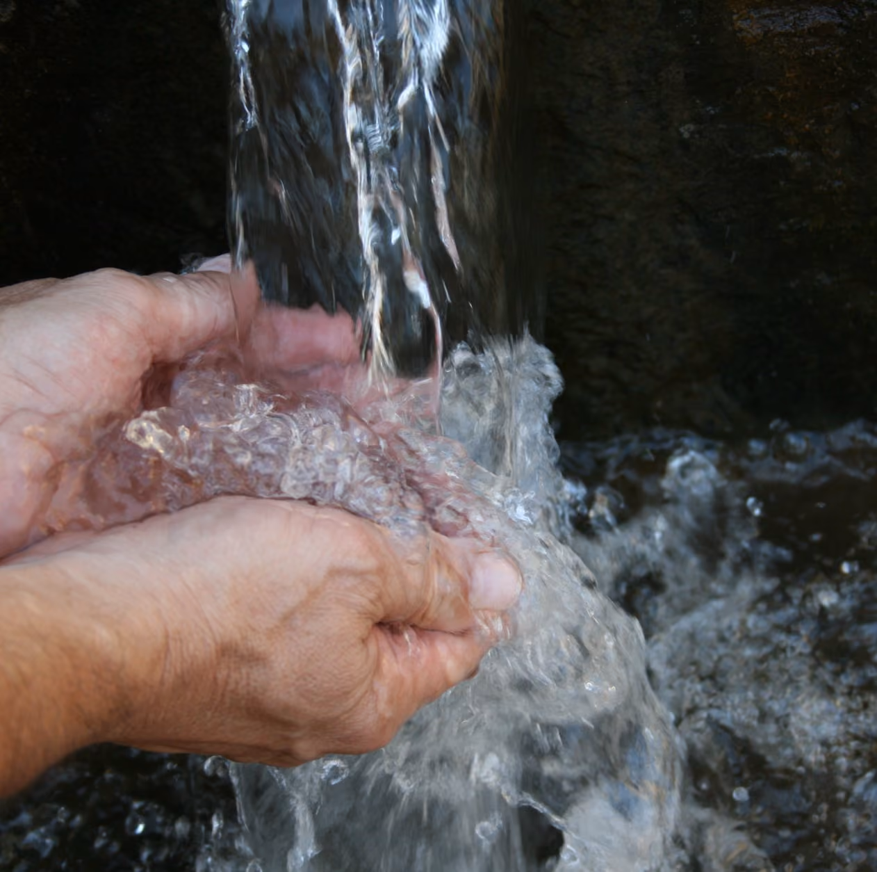 Mãos sendo lavaas com abundância de água corrente - Lavar as mãos com água e sabão ou alcool 70%. (Fonte: Pixabay)