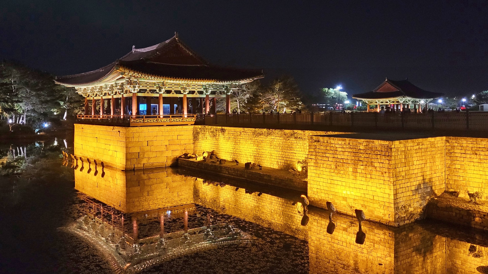 Padiglione di Donggung illuminato di sera a Gyeongju