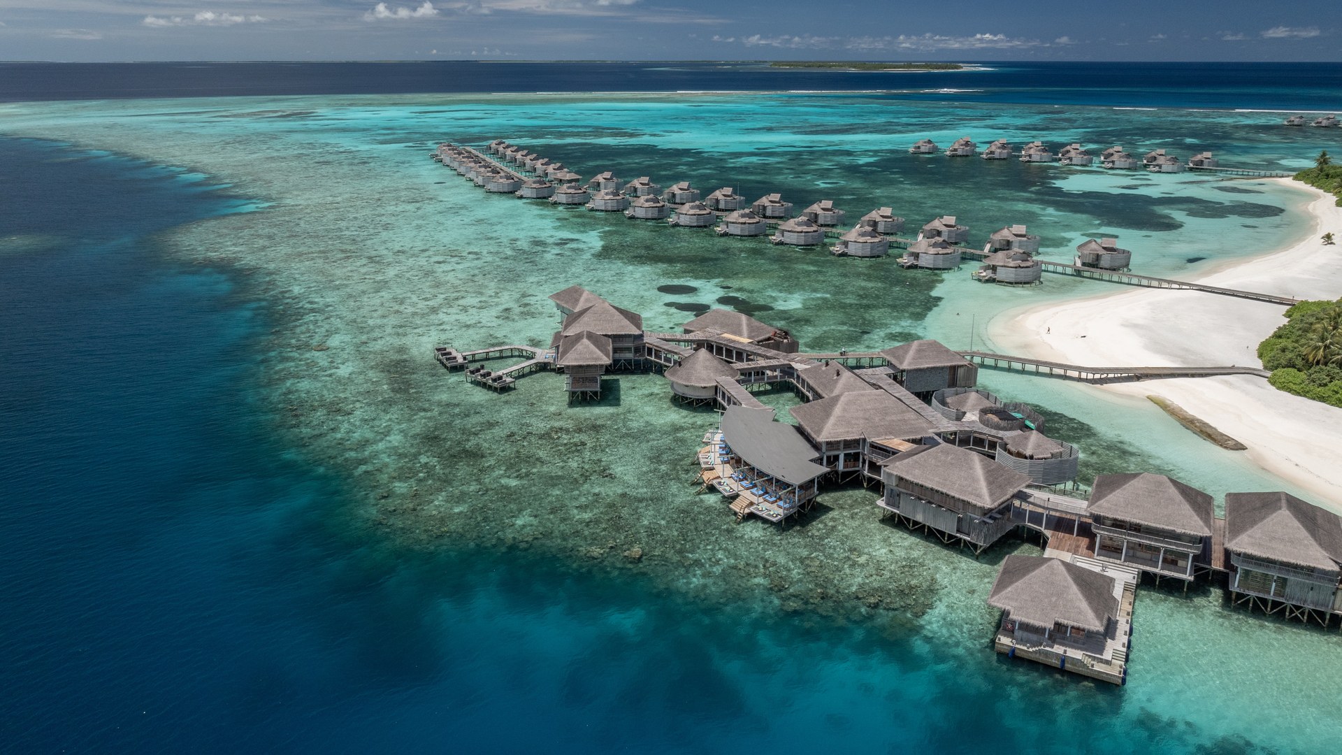 Le ville sull'acqua del Six Senses Laamu lungo il reef, nell'atollo di Laamu, alle Maldive