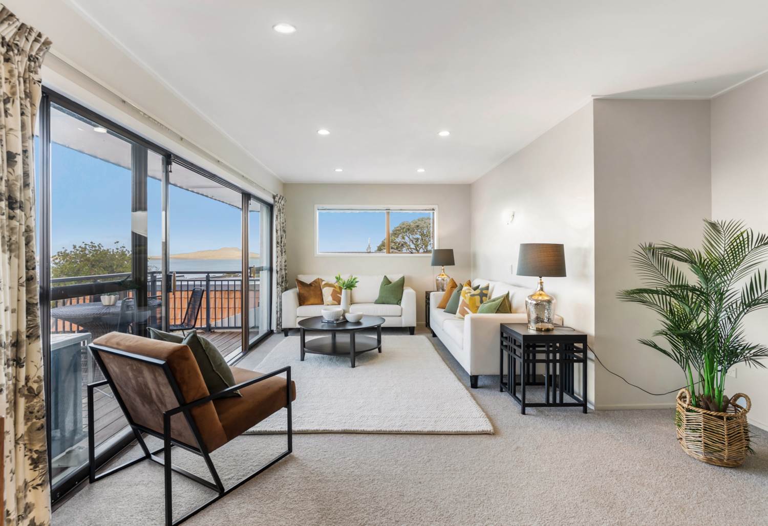Aberdeen Road, Castor Bay - lounge with deck view