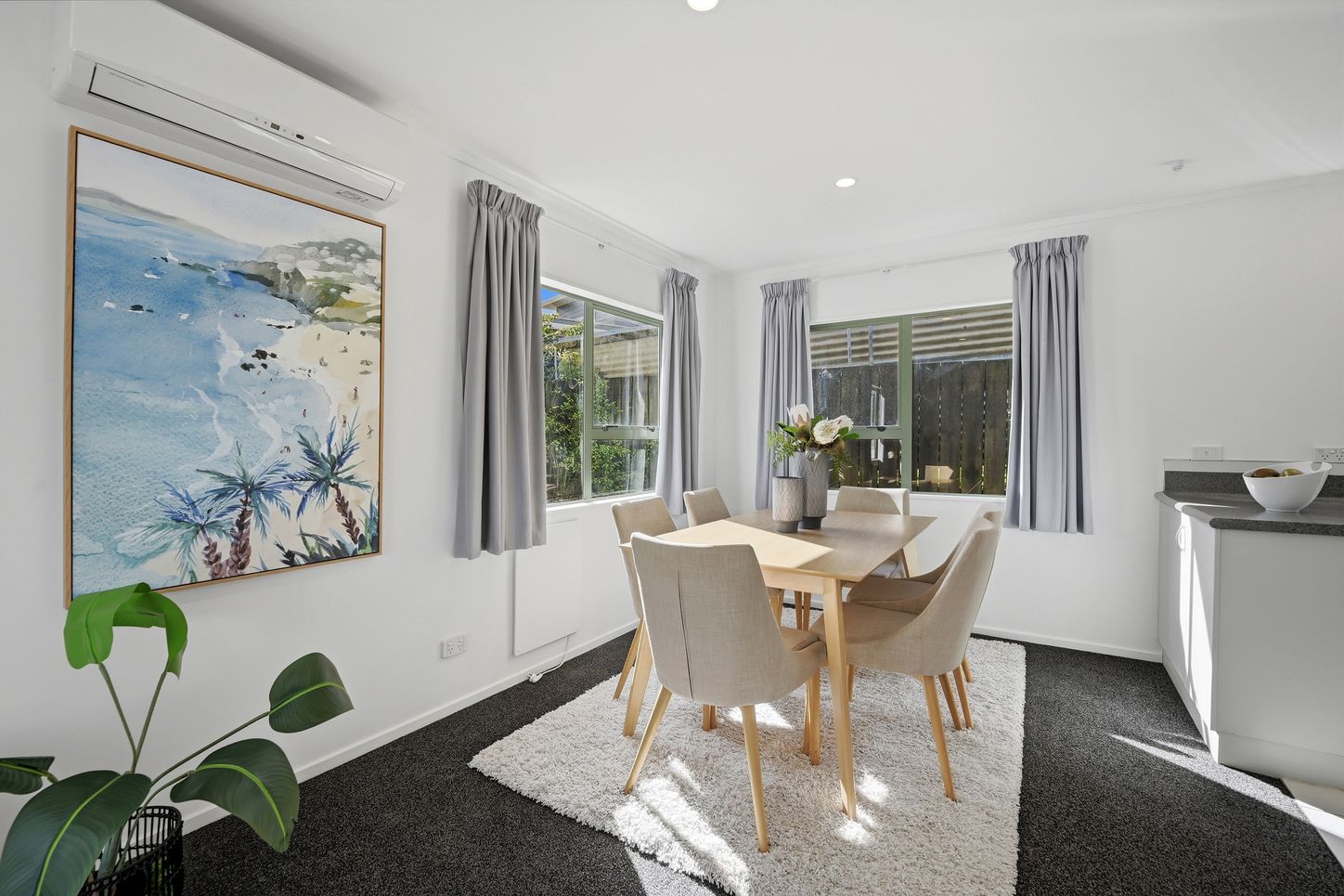 Knott Road, Stanmore Bay - dining with seascape artwork
