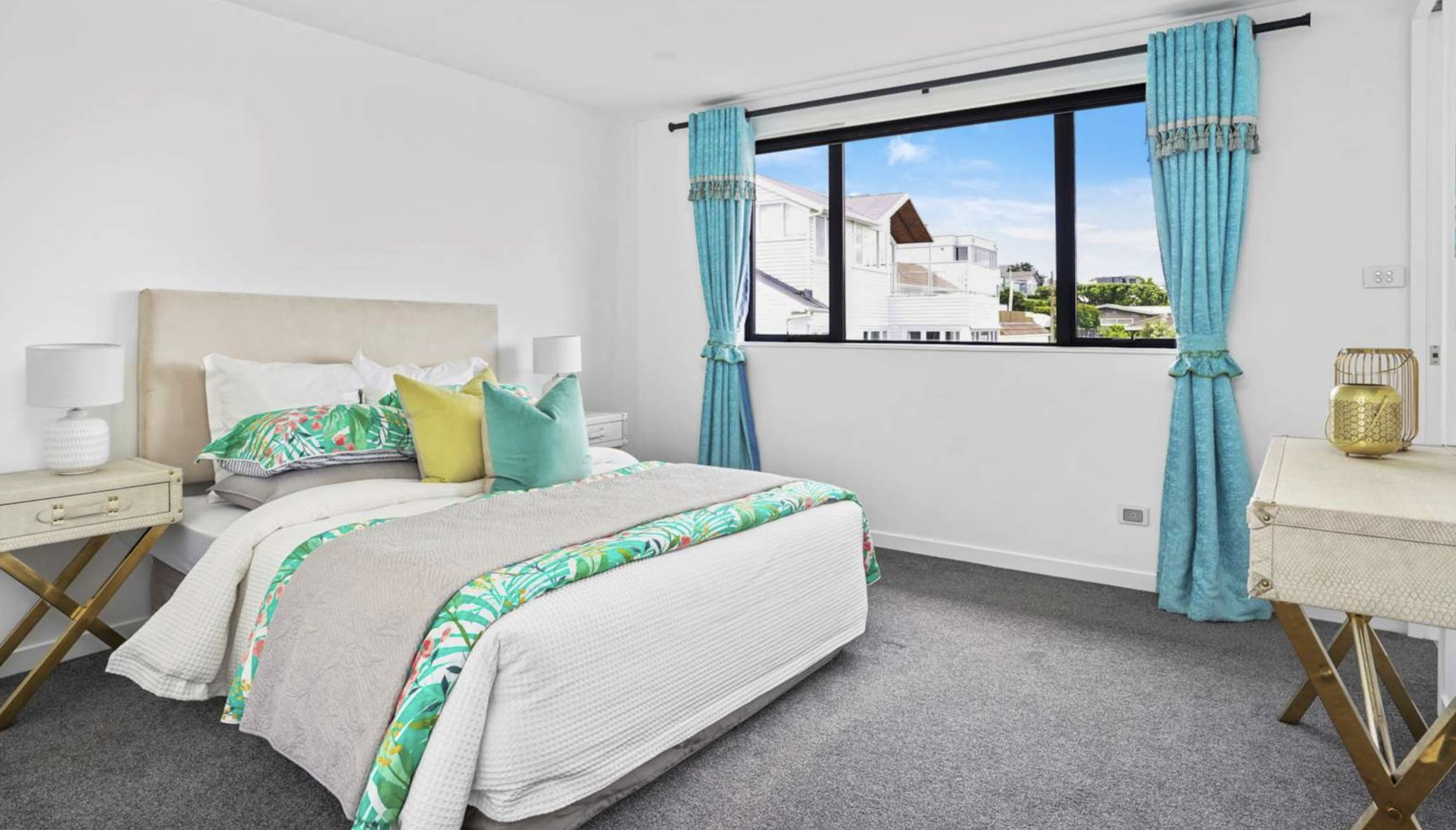 Seaview Road, Mairangi Bay - bedroom with teal accents