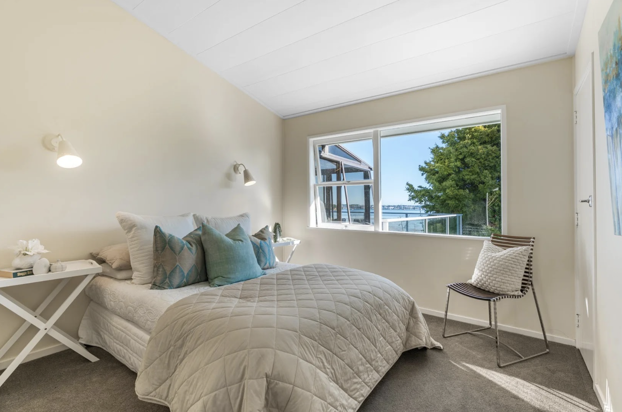 Birkley Road, Bayswater - bedroom with sea view