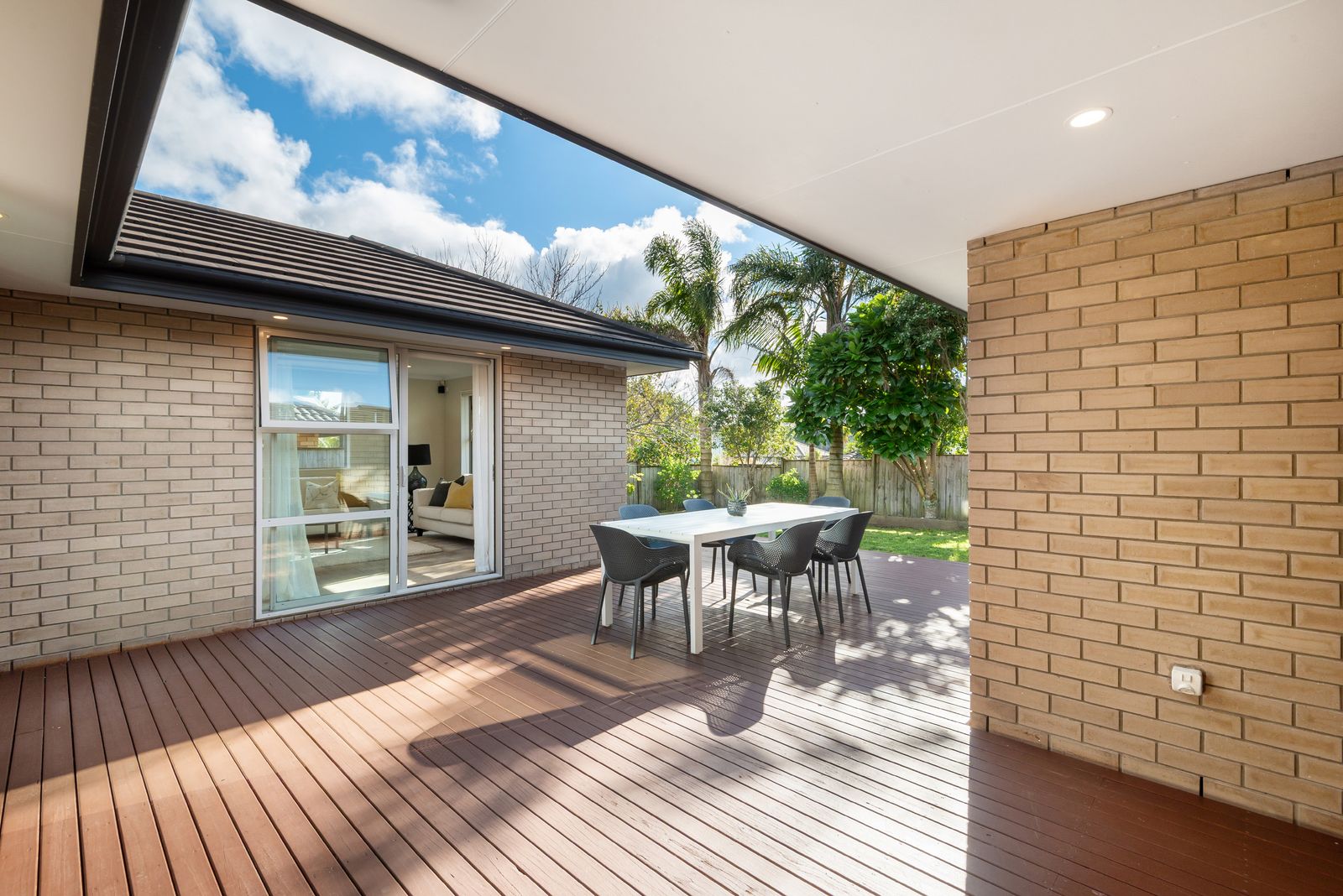 Lemon Grove Lane, Greenhithe - covered deck outdoor dining