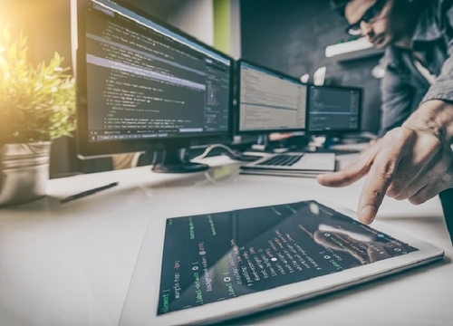 Une personne avec une tablette