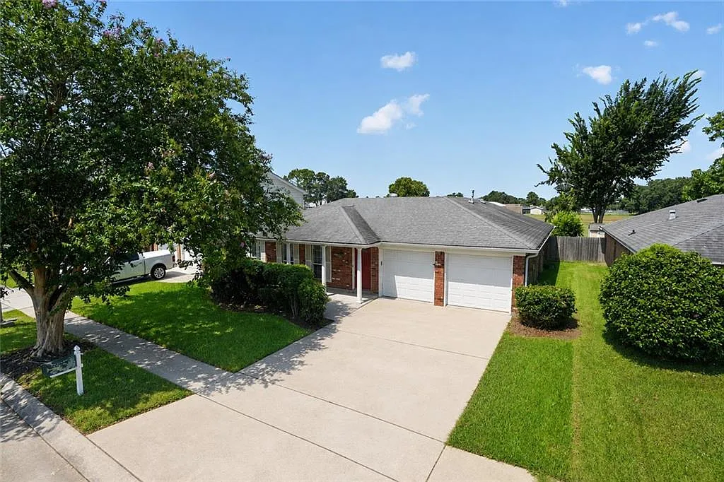 Spacious Metairie Living: Welcome to 1212 Kathleen Avenue