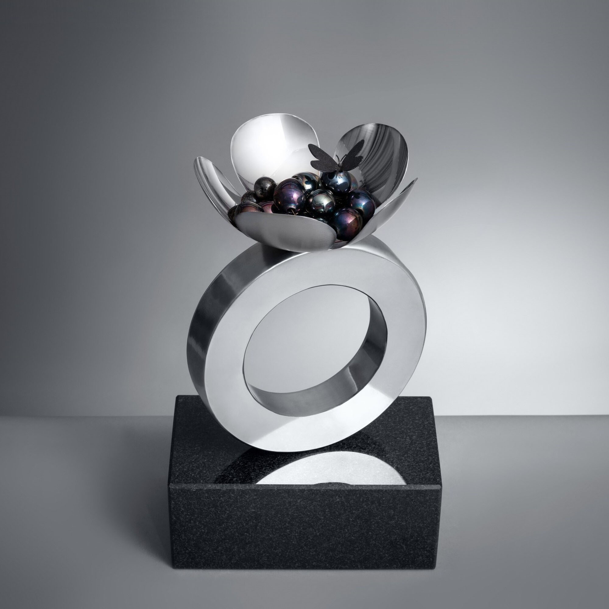 Taideteos ruostumattomasta teräksestä, joka on elektrolyyttisesti kiillotettu INOX Deco käsittelyllä