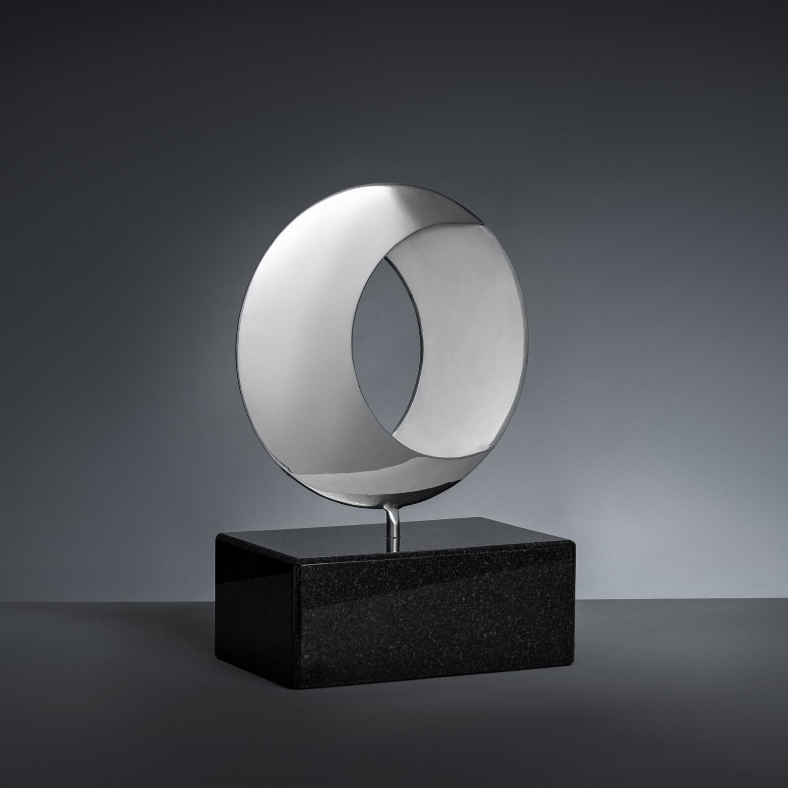 Taideteos ruostumattomasta teräksestä, joka on elektrolyyttisesti kiillotettu INOX Deco käsittelyllä