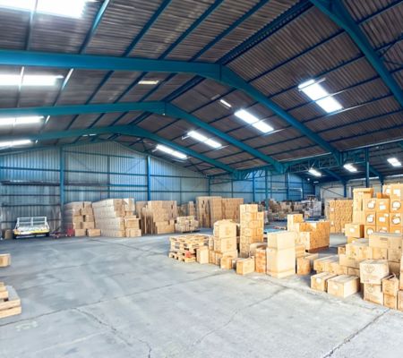 High-clearance warehouse in Epping