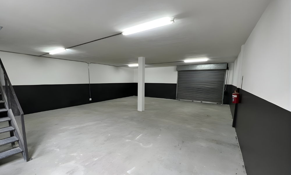 240m² road facing warehouse with duplex office
