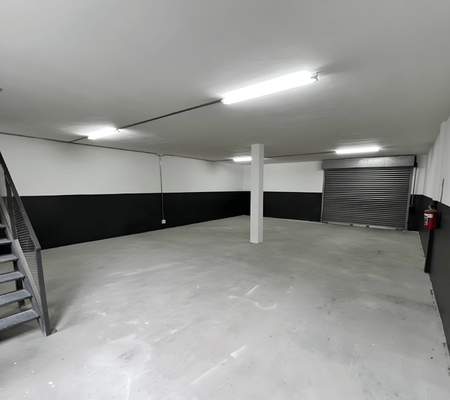 240m² road facing warehouse with duplex office