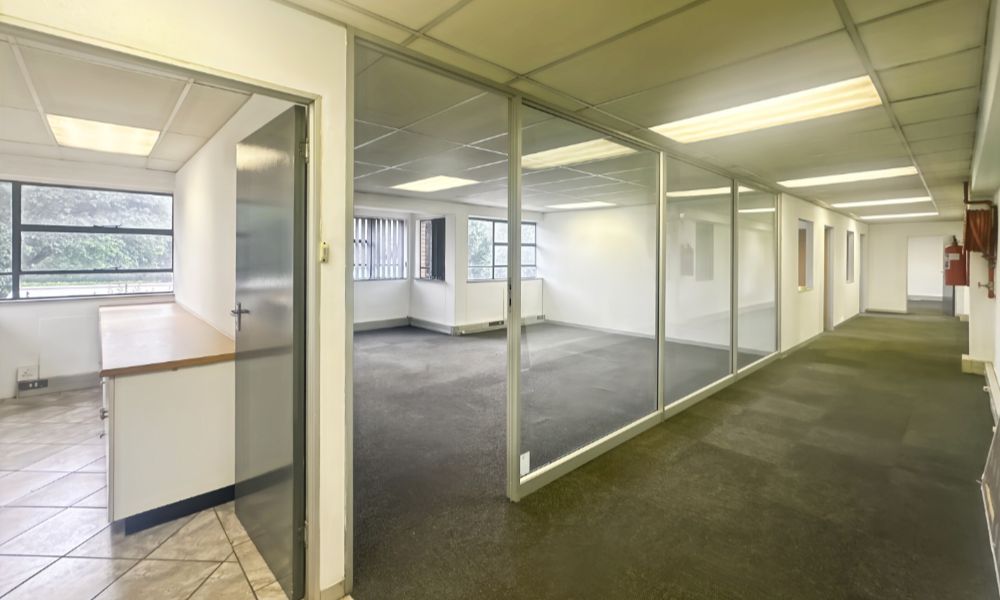 Large logistics-ready warehouse in Jet Park