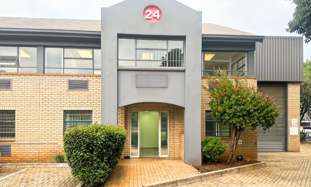 Large logistics-ready warehouse in Jet Park
