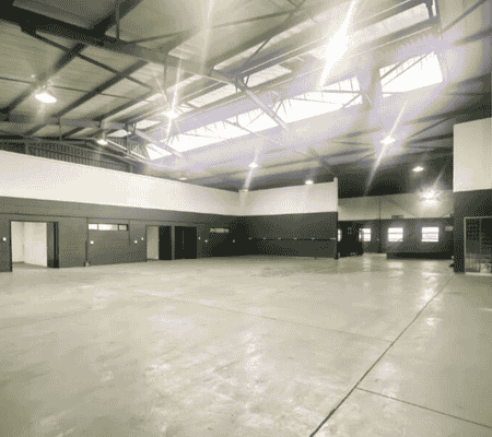 Large logistics-ready warehouse in Jet Park