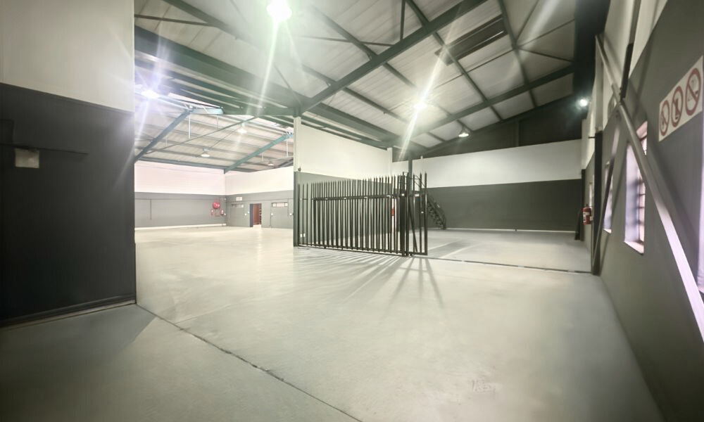 Large logistics-ready warehouse in Jet Park