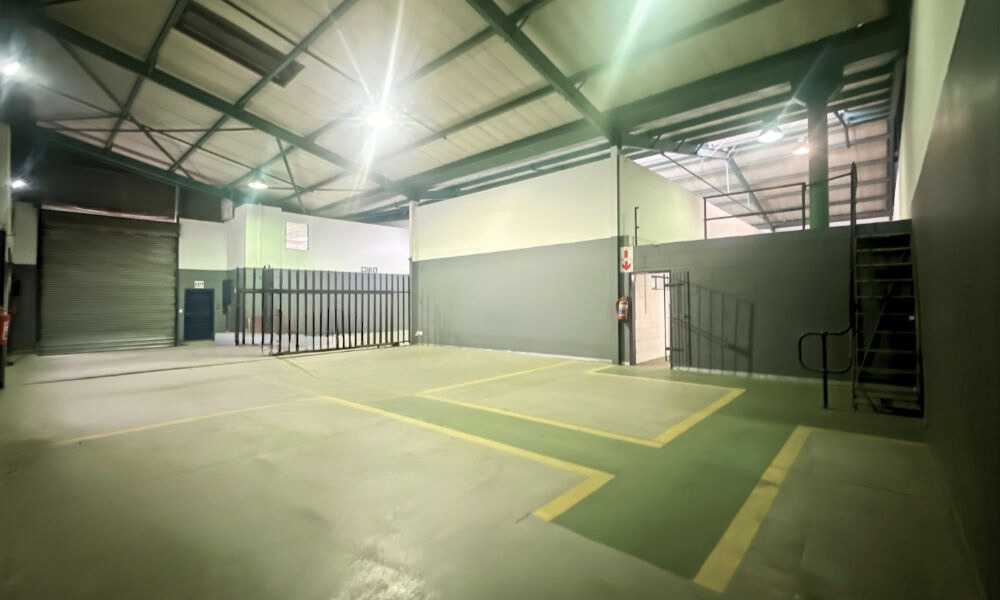 Large logistics-ready warehouse in Jet Park