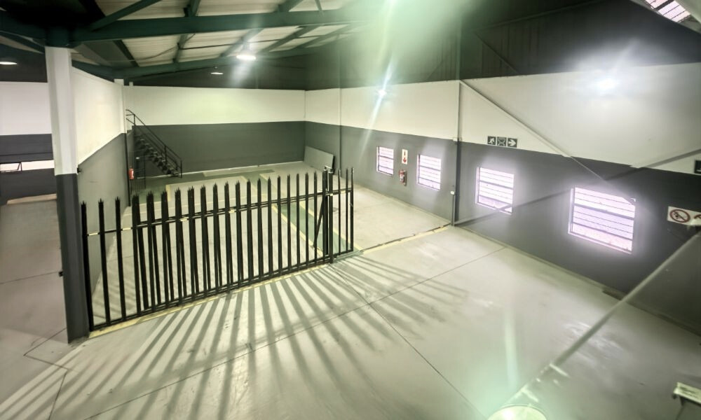 Large logistics-ready warehouse in Jet Park