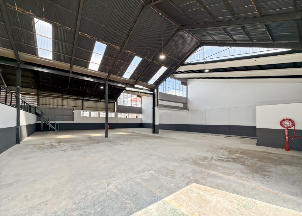 Renovated warehouse with high power and secure access in Eastleigh