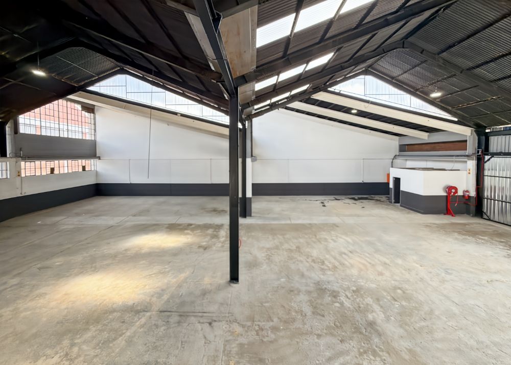 Renovated warehouse with high power and secure access in Eastleigh