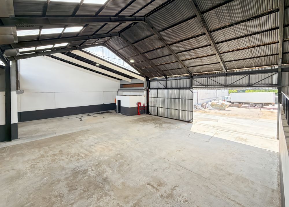 Renovated warehouse with high power and secure access in Eastleigh