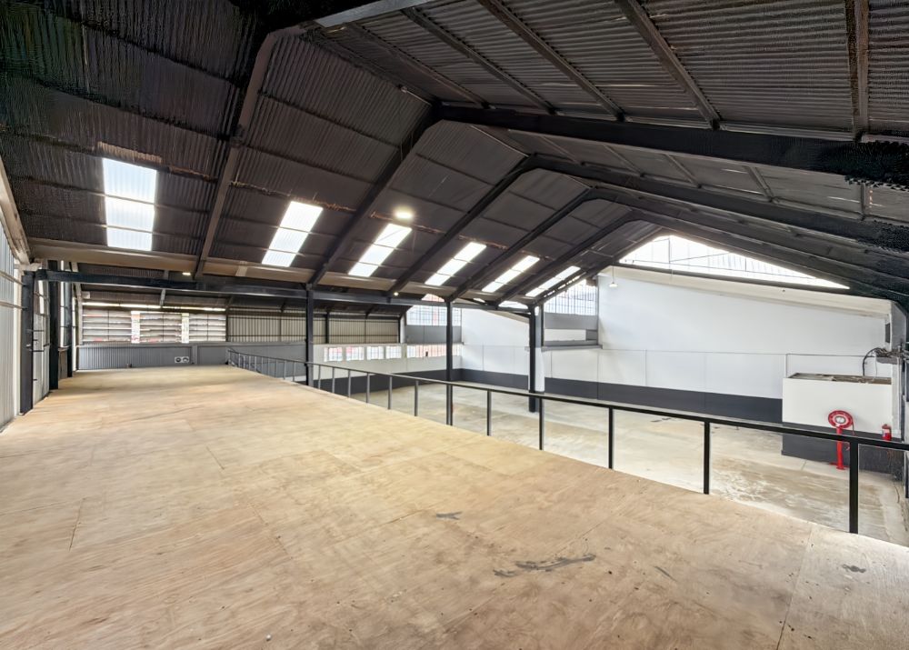 Renovated warehouse with high power and secure access in Eastleigh
