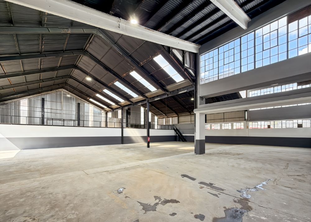 Renovated warehouse with high power and secure access in Eastleigh
