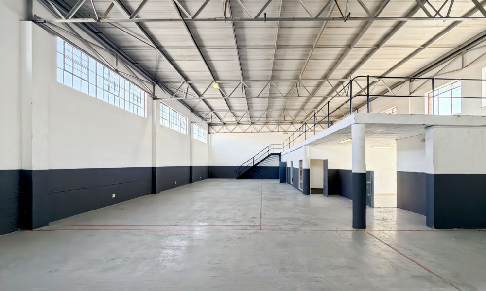 Large warehouse with showroom potential