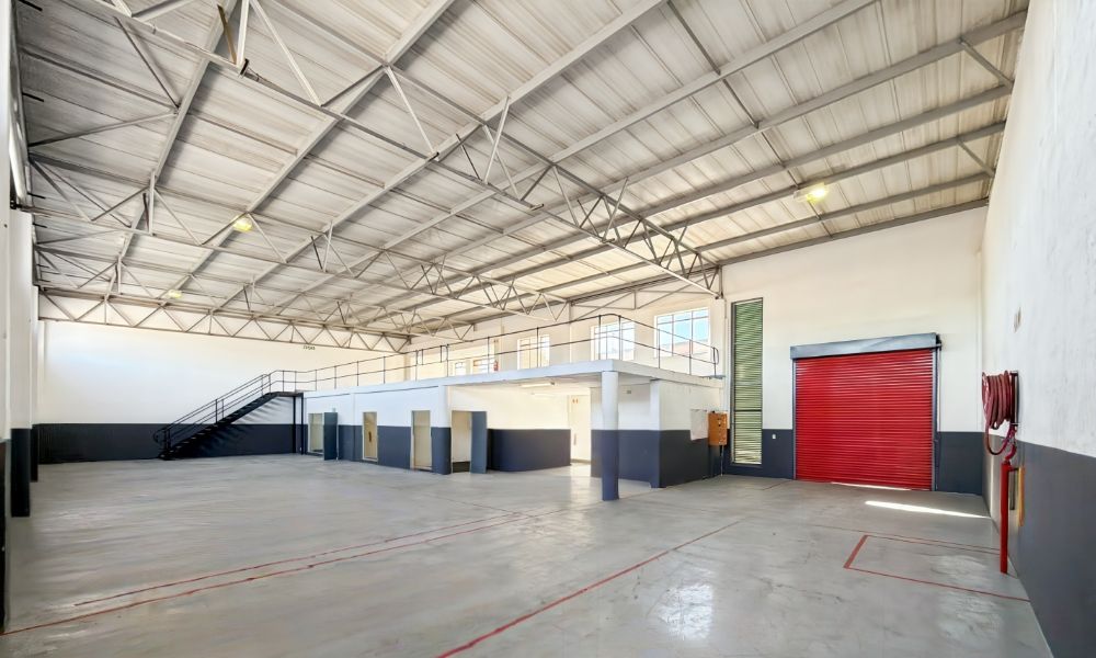 Large warehouse with showroom potential