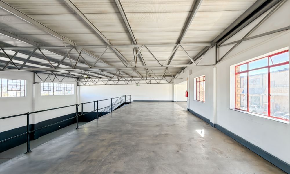 Large warehouse with showroom potential
